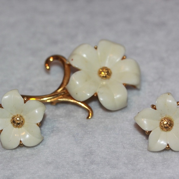 Vintage MONET Brooch & Clip Earrings Set - Picture 2 of 5